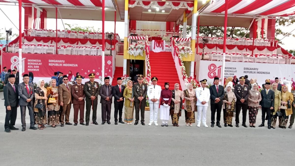 ‎Tutup Peringatan Kemerdekaan, Kodim 1005/Batola Hadiri Prosesi Penurunan Sang Merah Putih‎