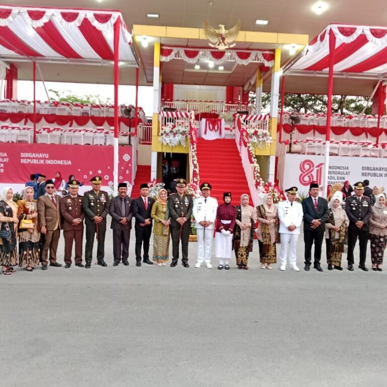 ‎Tutup Peringatan Kemerdekaan, Kodim 1005/Batola Hadiri Prosesi Penurunan Sang Merah Putih‎