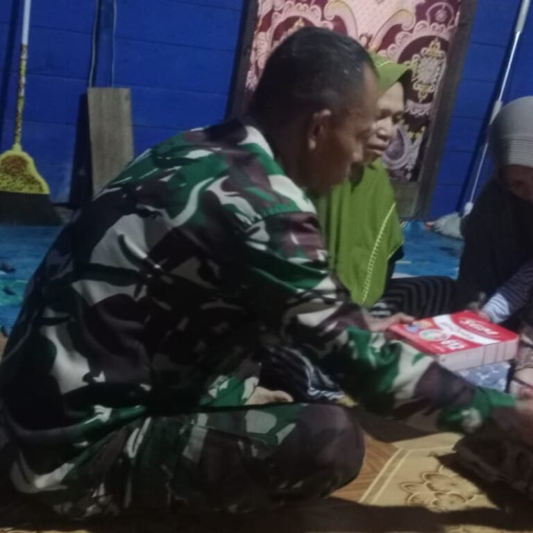 ‎Babinsa Koramil 1005-09/Anjir Pasar Beri Bantuan Telur Bagi Anak Asuh Penderita Stunting