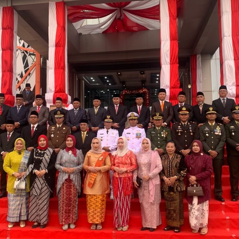 Kasdim 1203/Ketapang Hadiri Upacara Penurunan Bendera HUT ke-81 RI di Kantor Bupati Ketapang