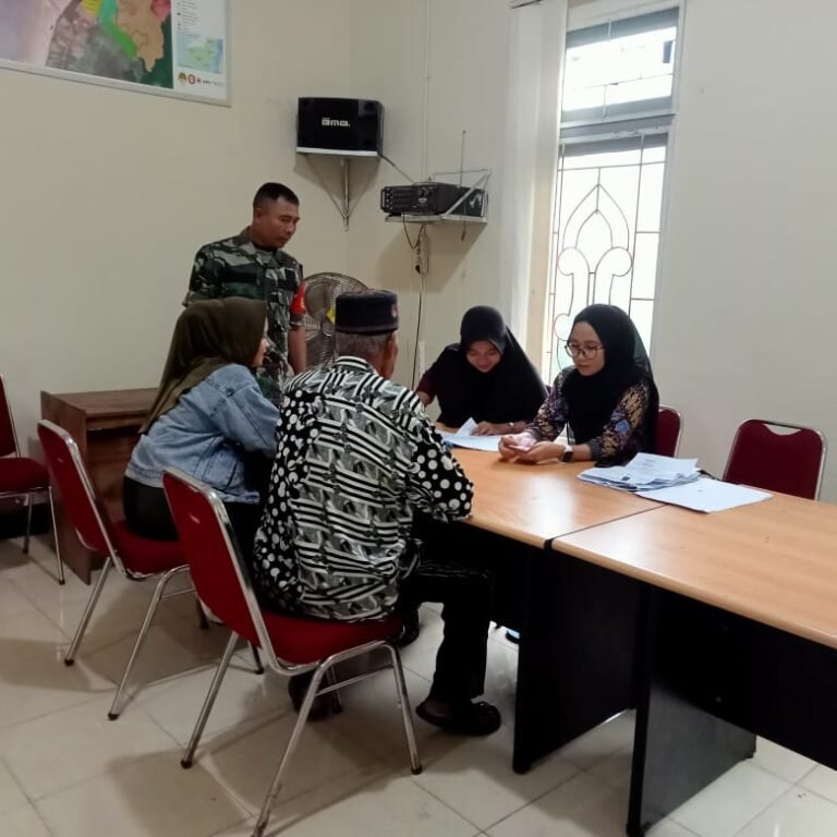 Babinsa Koramil 1203-12/Delta Pawan Dampingi Penyaluran BLT Dana Desa di Kuala Tolak