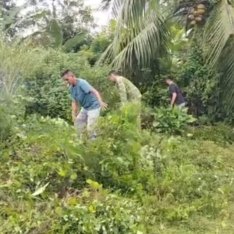 Gotong Royong di Desa Kubu, Babinsa Kodim 0105/Aceh Barat Perkuat Kepedulian Warga