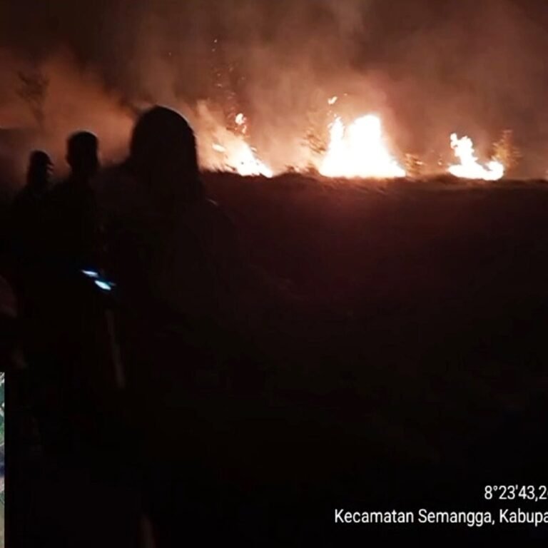 Babinsa Bersinergi dengan Kodim 1707/Merauke Padamkan Api di Tanah Miring