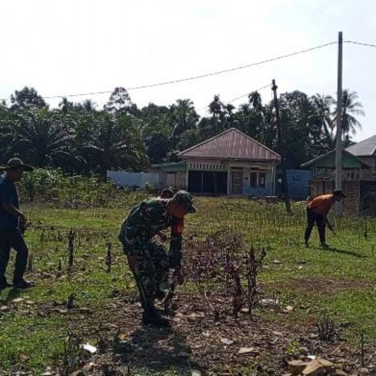 Gotong Royong di Desa Padang, Babinsa dan Warga Rawat Masjid Nurul Iman Bersama