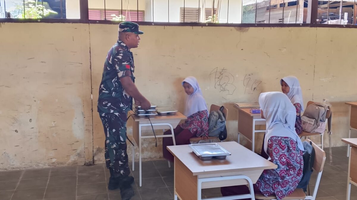 Babinsa Kodim 0114/Aceh Jaya Pastikan Penyaluran Makanan Bergizi Berjalan Tertib
