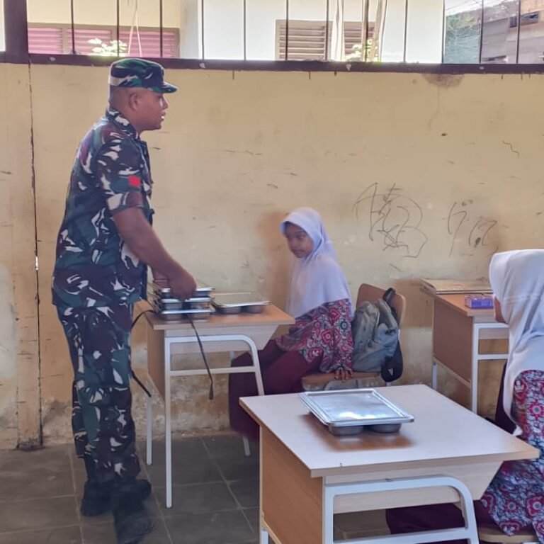 Babinsa Kodim 0114/Aceh Jaya Pastikan Penyaluran Makanan Bergizi Berjalan Tertib