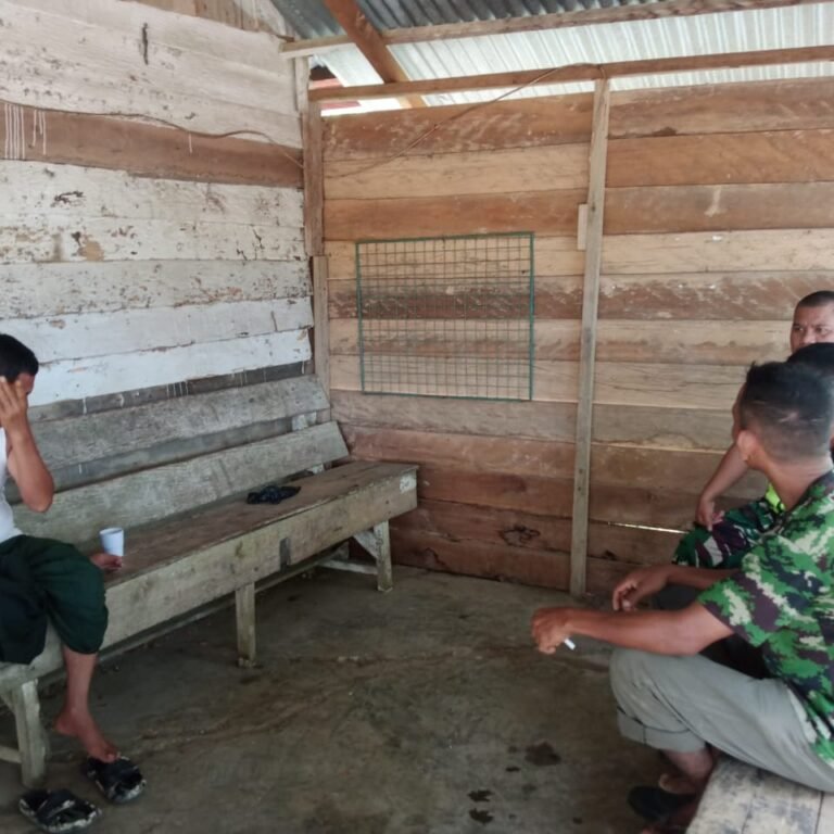 Cegah Api Meluas, Babinsa Kodim 0114/Aceh Jaya Edukasi Warga Soal Bakar Lahan