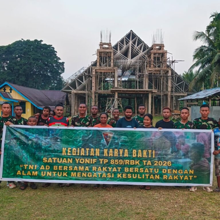 Sambut Kunjungan Pelayanan Kasih, Yonif TP 859/RBK Gotong Royong Bersihkan Gereja