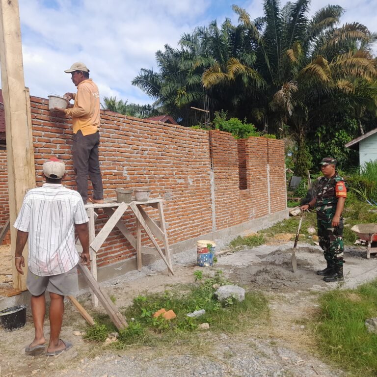 Karya Bakti di Padang Kleng, Prajurit dan Pekerja Bangunan Bangun Kebersamaan Lewat Kerja Bersama