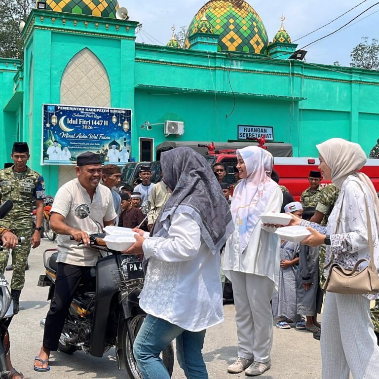 Bersih-Bersih Masjid hingga Berbagi Nasi Kotak, Yonif TP 859/RBK Dekat dengan Warga Supiori