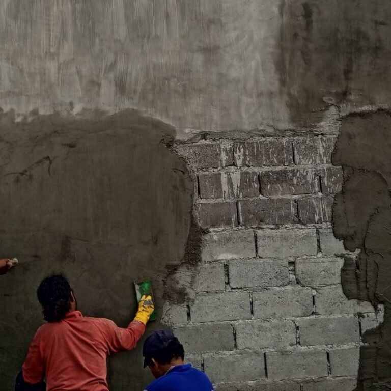 Saat Warga Membangun Rumah, Babinsa Koramil 02/Woyla Hadir Meringankan Pekerjaan