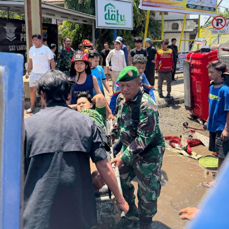 Armada Damkar Terguling Saat Bertugas, TNI dan Relawan Bergerak di Bundaran Dulang