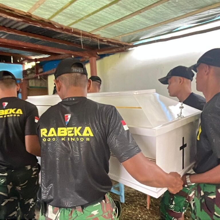 Saat Keluarga Berduka, Prajurit Yonif TP 859/RBK Datang Membawa Kepedulian