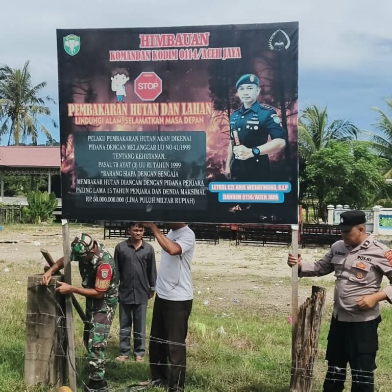 Babinsa Koramil 01/Jaya dan Bhabinkamtibmas Pasang Imbauan Karhutla di Aceh Jaya