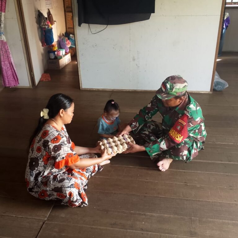 ‎Wujud Kepedulian: Babinsa Serda Sumardi Salurkan Bantuan Gizi ke Desa Jelapat Baru