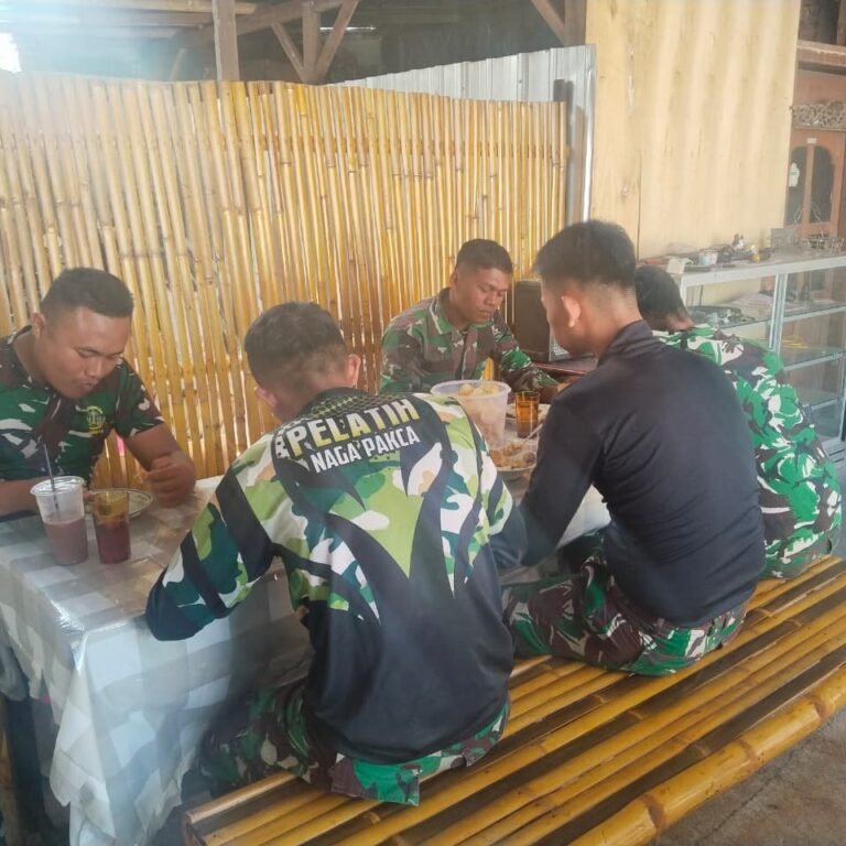 Jeda Makan Siang di Lokasi TMMD: Menjaga Kekompakan Satgas Kodim 0726
