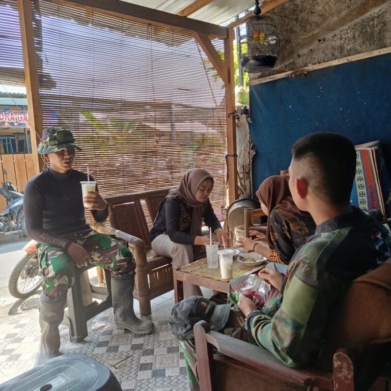Di Kedai Fia, Warga dan Satgas TMMD Saling Bertukar Cerita