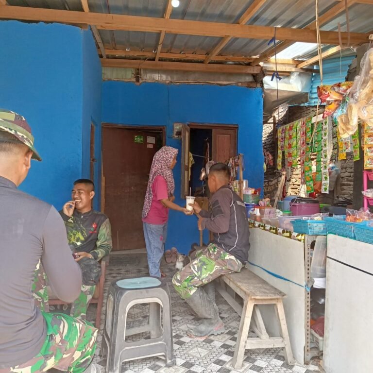 Satgas TMMD Singgah ke Kedai Fia, Aktivitas Ekonomi Parangjoro Terangkat