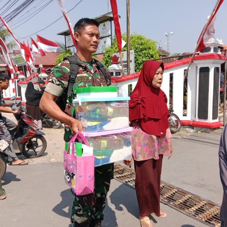 Prajurit Bantu Angkat Sembako saat Penyaluran TMMD