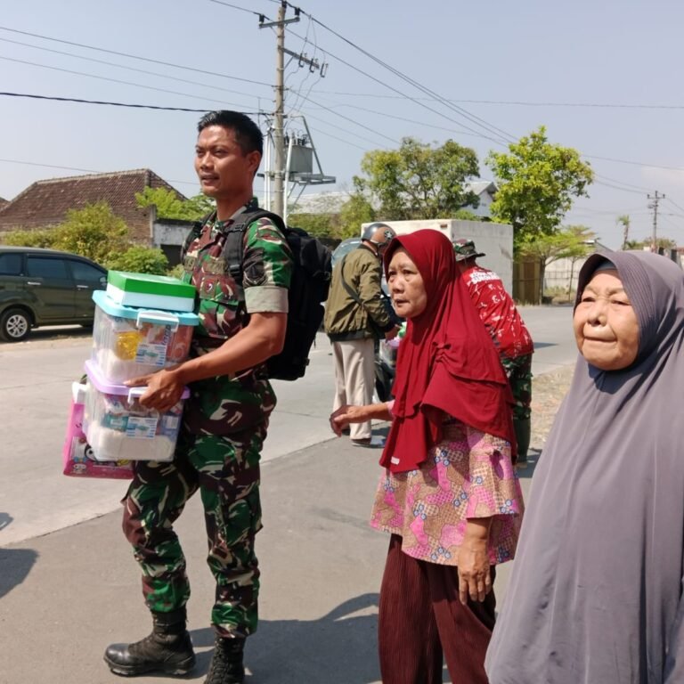 Prajurit Angkatkan Sembako untuk Ibu-ibu saat TMMD, Interaksi jadi Tujuan