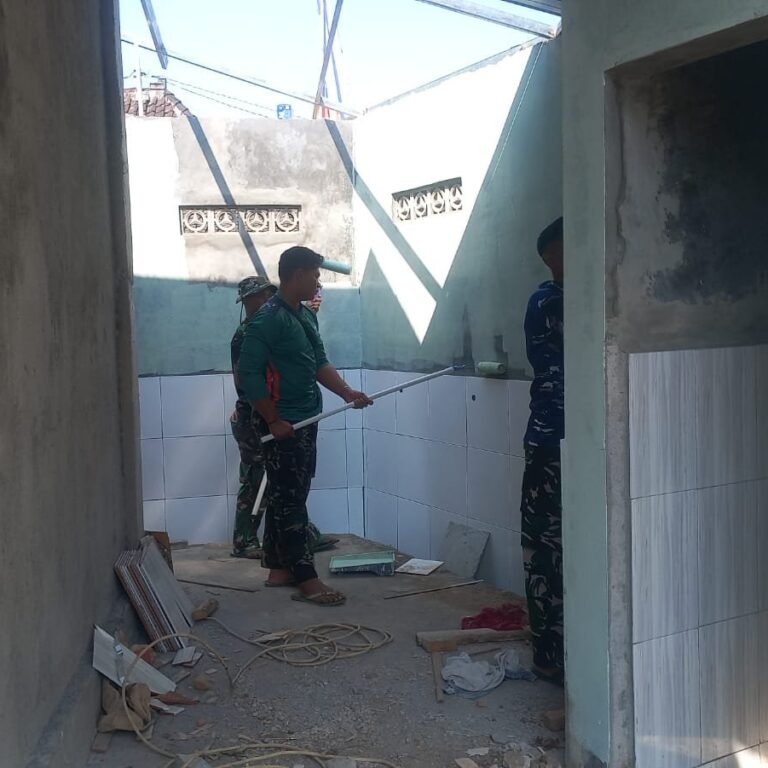 Warga Ikut Cat Tempat Wudhu Masjid Al Mubarok Bersama Satgas TMMD