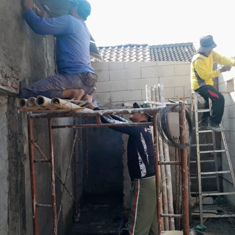Bedah Rumah Subani: Satgas TMMD dan Warga Lakukan Perataan Tanah hingga Pasang Atap