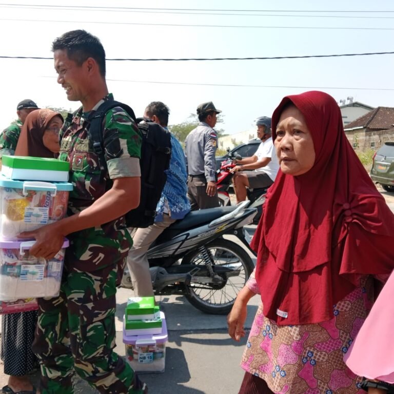 TMMD Reguler 129 Bagikan Sembako di Balai Desa Parangjoro