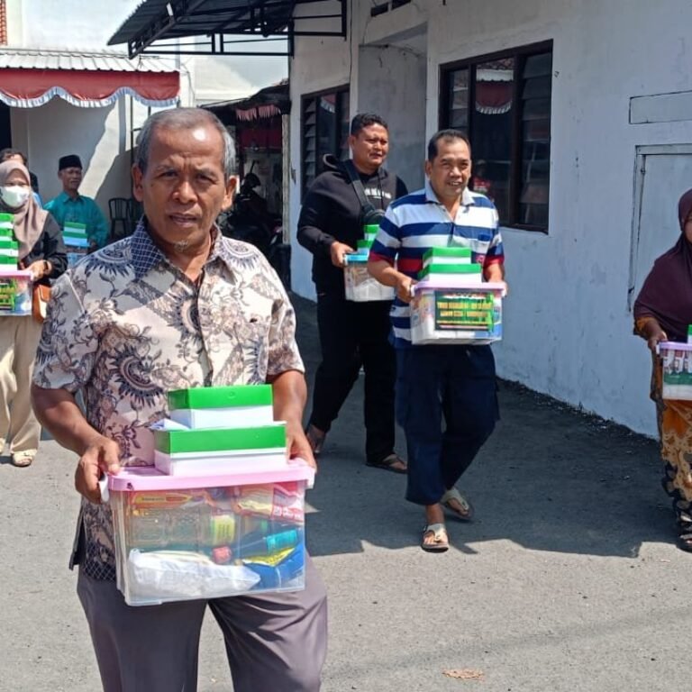 TMMD Hadir Lewat Penyaluran Paket Sembako di Parangjoro