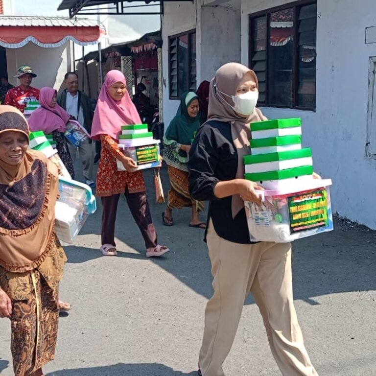 Paket Sembako Warnai Pelaksanaan TMMD di Desa Parangjoro