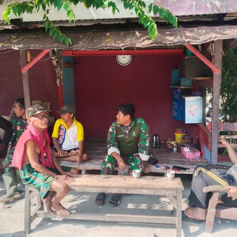 Kebersamaan di Tengah Pengerjaan TMMD: Warga Parangjoro dan Prajurit Duduk Saling Berbagi