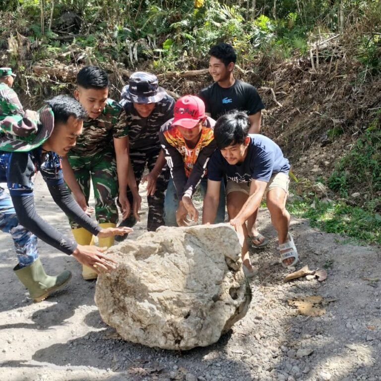 Pinggiran Jalan di Bontocani Ditata Ulang oleh Satgas TMMD dan Warga