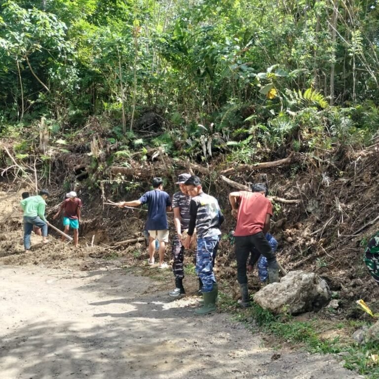 Bersihkan Sisa Material, Warga dan Satgas Rapikan Jalan Sasaran TMMD Bontocani