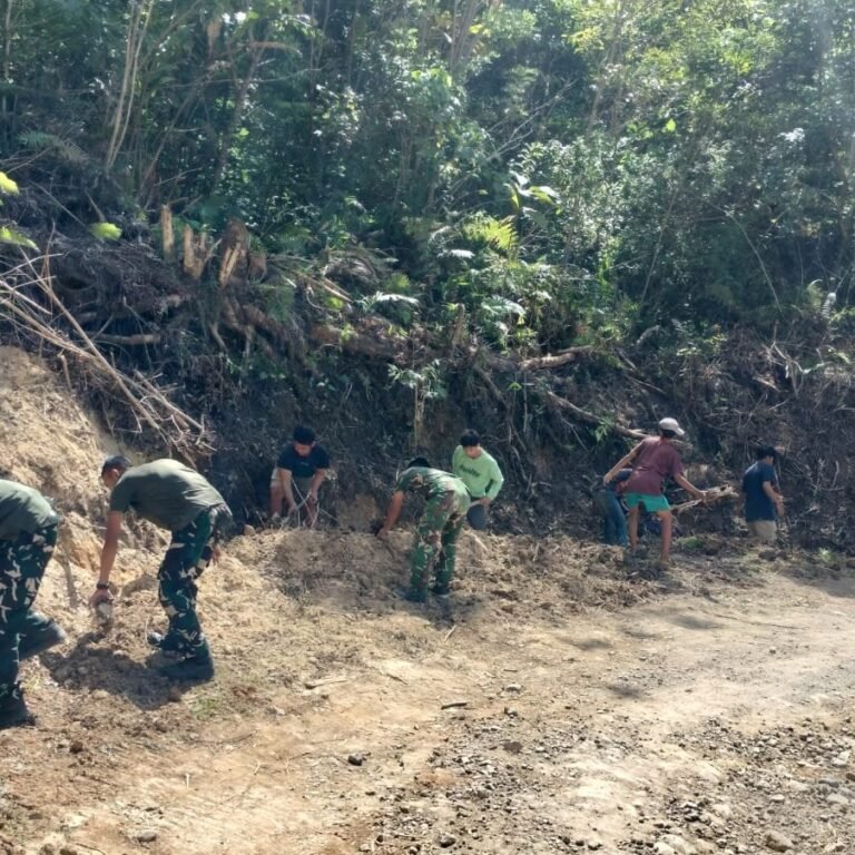 Warga dan Satgas Rapikan Jalan Lokasi TMMD ke-129 di Bontocani Sebelum Penutupan