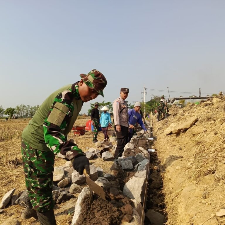 Pembangunan Talud Jalan di Desa Parangjoro Dengan Gotong Royong