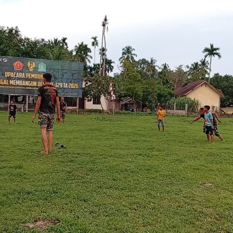 Lapangan Desa Sarah Raya Jadi Ruang Keakraban Satgas TMMD