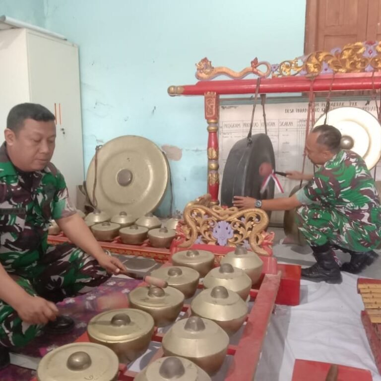 Anggota Satgas TMMD Periksa Gamelan di Tikar Sebelum Penutupan TMMD Reguler ke-129