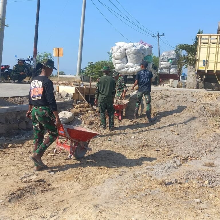 Satgas TMMD dan Warga Rapikan Bahu Jalan, Akses Parangjoro Makin Aman