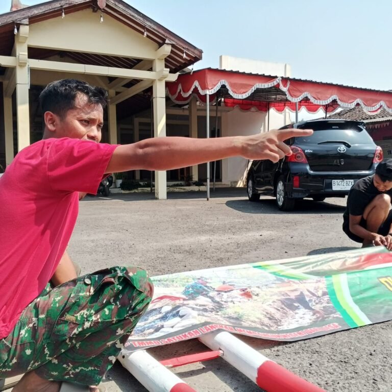 Parangjoro Rapihkan Balai Desa Jelang Penutupan TMMD Reguler ke-129