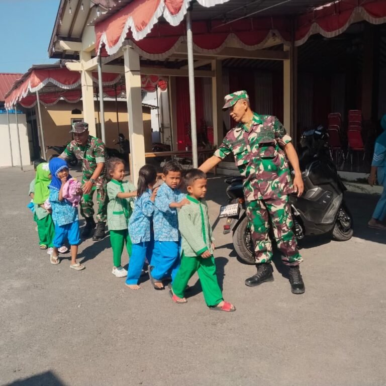 Kedekatan Satgas TMMD dengan Anak TK Parangjoro Saat Kegiatan Sekolah