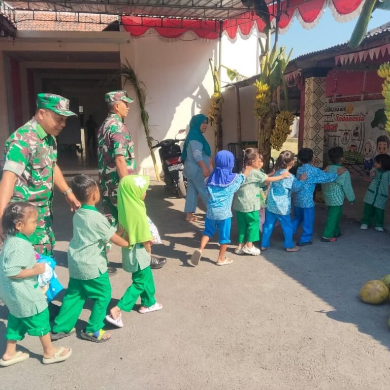 Satgas TMMD Bantu Guru Mengatur Anak TK di Parangjoro