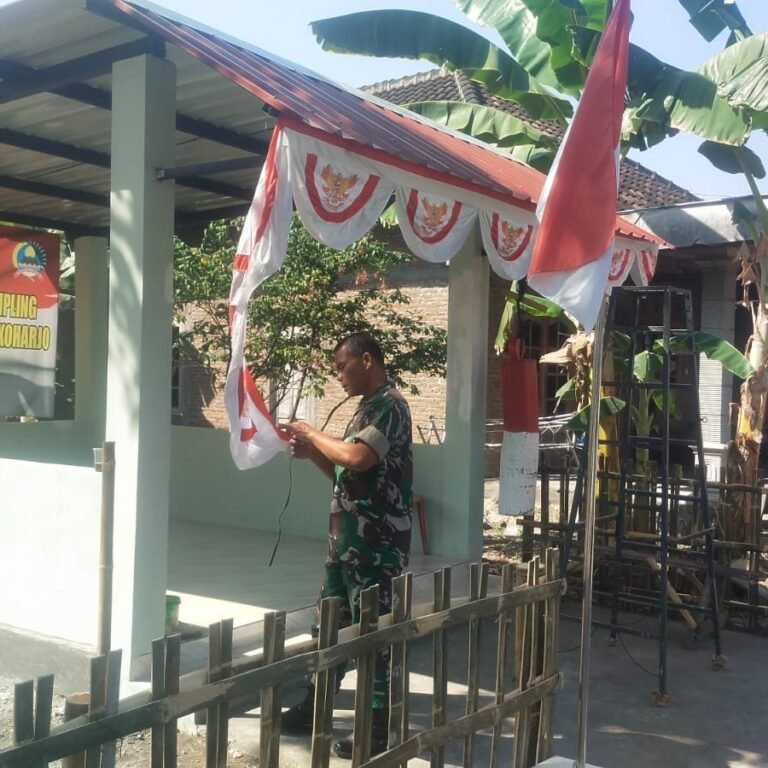 Pos Siskamling Parangjoro Dipasangi Umbul-Umbul Menjelang HUT RI