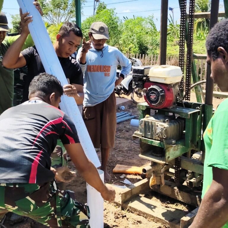 Prajurit Kodim dan Warga Semangga Bersama Bangun Akses Air Bersih