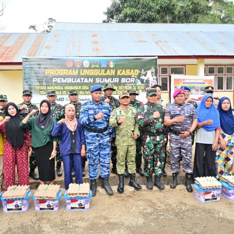 Bakti Sosial Kodim 1407/Bone di Penutupan TMMD ke-129: Paket Sembako Untuk Warga Bontocani