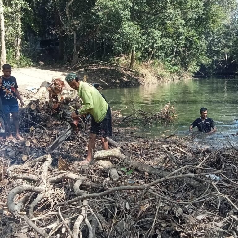 Satgas TMMD dan Warga Rapikan Area Bawah Jembatan Gantung Desa Tadangpalie