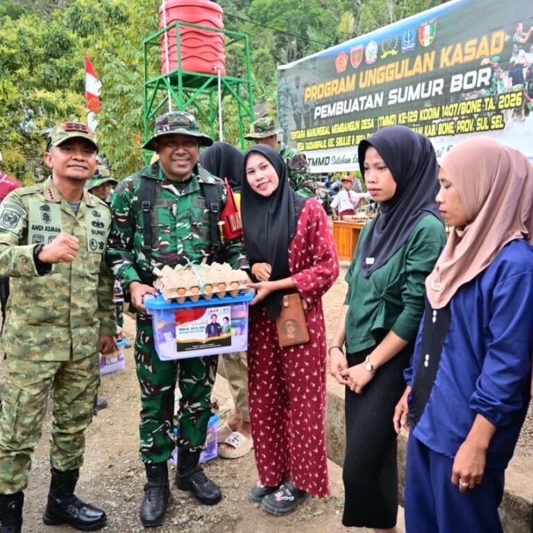 Bakti Sosial Jadi Penutup TMMD ke-129 di Bone, Satgas Bagikan Sembako