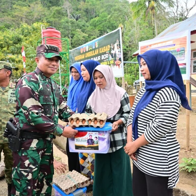 Satgas TMMD Kodim 1407/Bone Serahkan Sembako ke Warga Bontocani