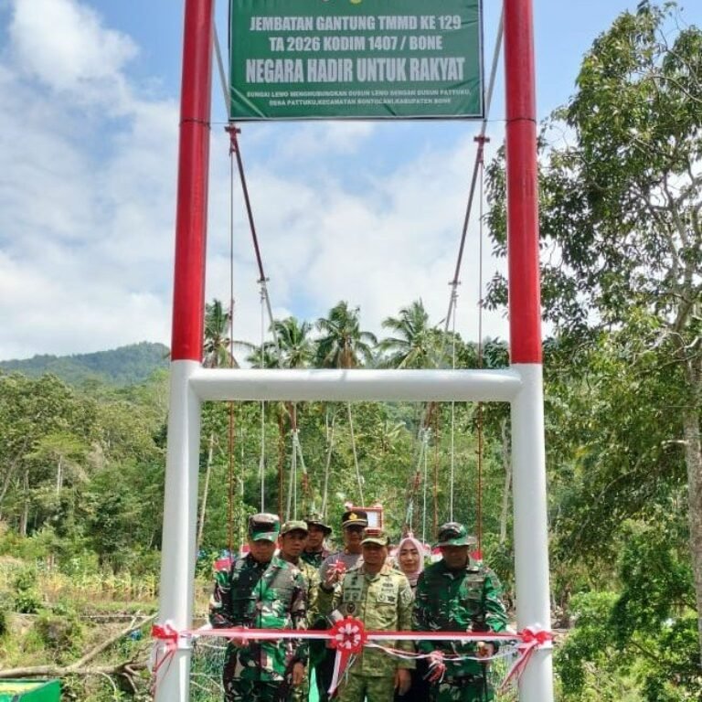 Resmikan Jembatan Gantung TMMD ke-129, Danrem 141/Toddopuli Hadir di Patukku