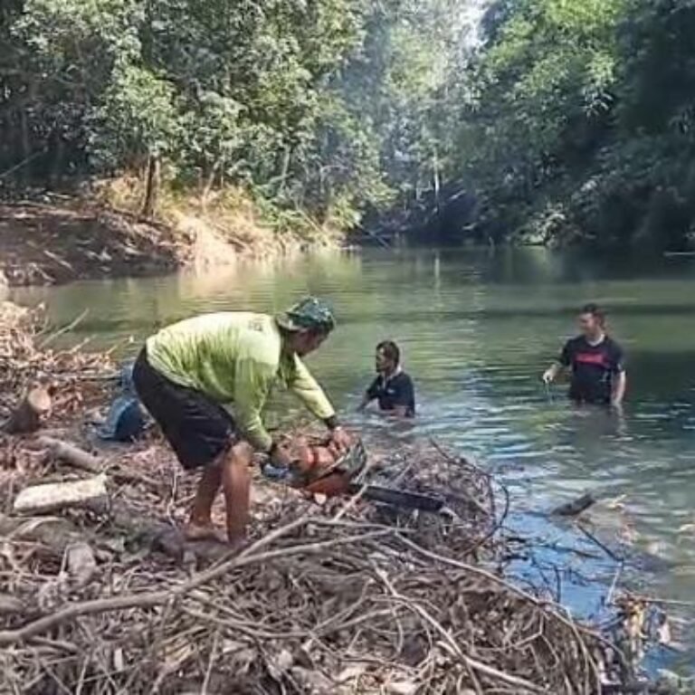 Satgas TMMD Pimpin Pembersihan Bawah Jembatan Gantung di Kecamatan Sibulue