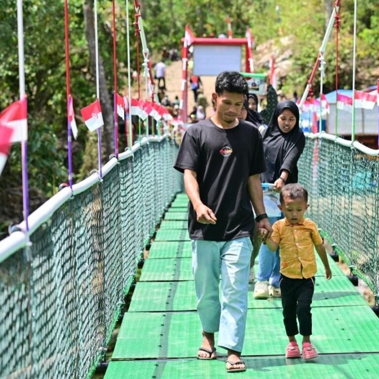 TMMD 129 Kodim 1407/Bone Hadirkan Jembatan Gantung di Patukku, Warga Bersyukur