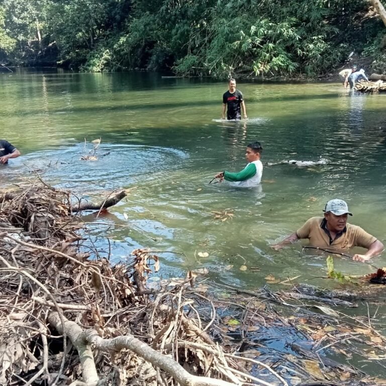 Bersama Satgas TMMD, Warga Tadangpalie Rapikan Semak di Bawah Jembatan